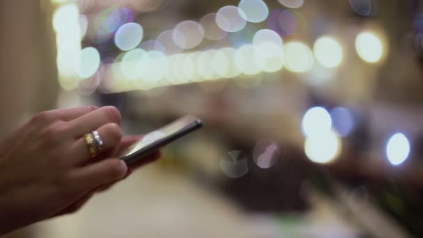 Жінка руки смс, використовуючи смартфон в торговому центрі . — стокове відео