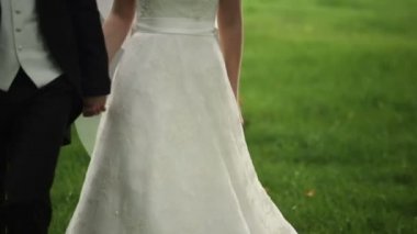 Gelin ve damat elele bir alanda yürüyüş