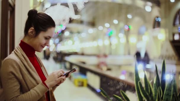 Γυναίκα γραπτών μηνυμάτων, χρησιμοποιώντας smartphone σε εμπορικό κέντρο. — Αρχείο Βίντεο