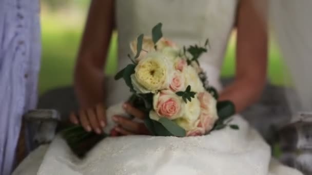 mariée sur une balançoire tout en tenant un bouquet dans les mains 