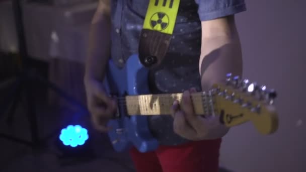 Musicus elektrische gitaar spelen tijdens een concert — Stockvideo