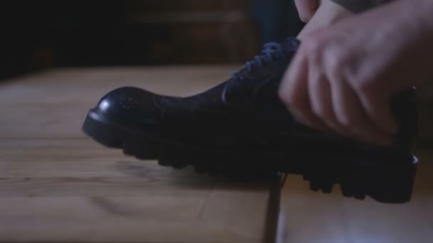 Мужчина-музыкант исправляет шнурки для обуви — стоковое видео