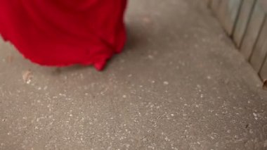 Kız kırmızı elbise ve kırmızı ayakkabı yol süpürme