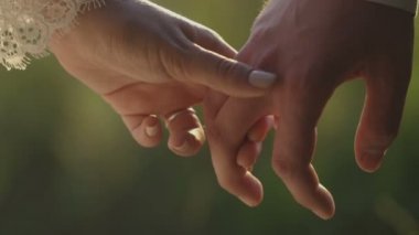Genç modern kadın parmakları elini adam okşayarak