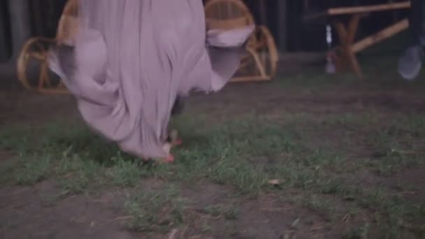 Menina jovem em um vestido longo na moda provocativamente dançando a música animada — Vídeo de Stock