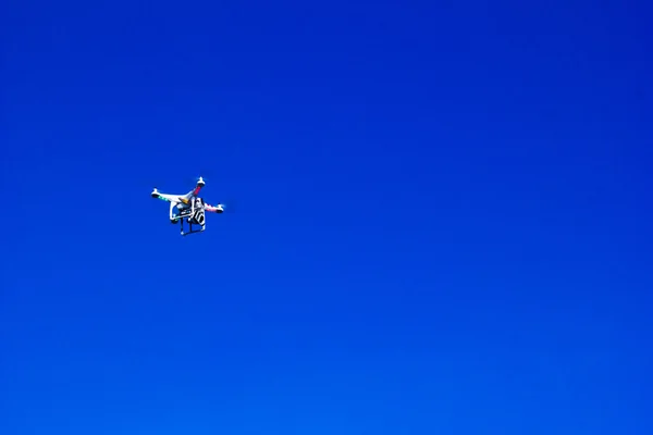 空飛ぶ — ストック写真