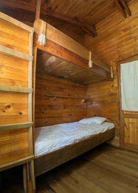 İsviçreli bir kulübe yatakta banka