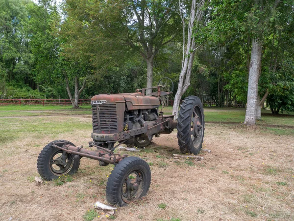 Старый трактор в Чили — стоковое фото