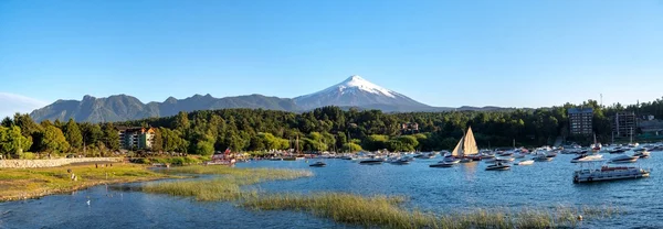 Pucon und der Vulkan villarrica — Stockfoto