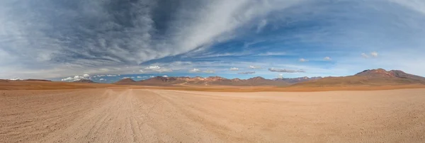 在安第斯山脉的公路旅行 — 图库照片