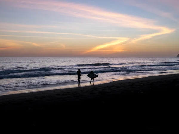冲浪者沿着海滩散步 — 图库照片