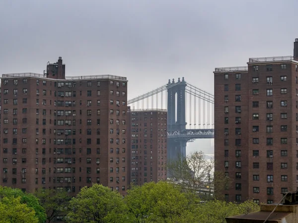 Wolkenkrabber en Brooklyn Bridge — Stockfoto