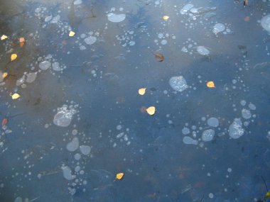 İnce buz Bubbles arka plan mavi