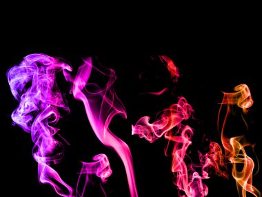 renkli soyut siyah arka plan üzerinde duman