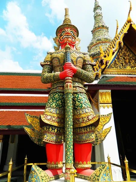 Estatua gigante roja en Wat Phra Kaew — Foto de Stock