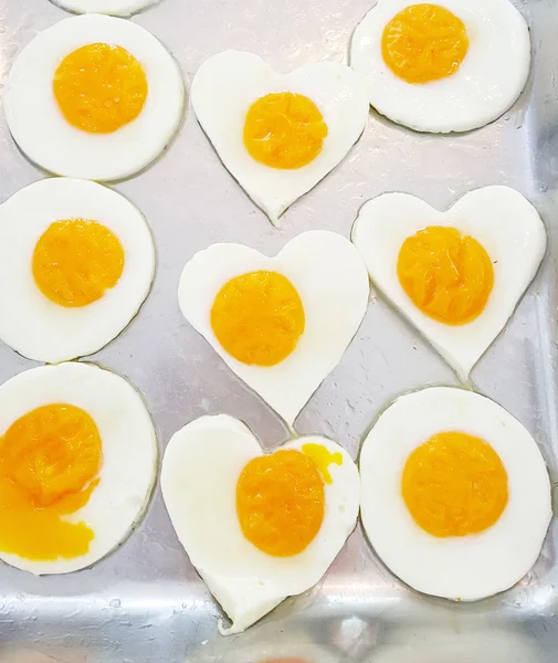 Bir tepsi üzerinde güneşli tarafı kızarmış yumurta — Stok fotoğraf
