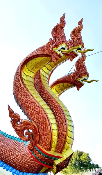 タイの寺院で Nagas 王像 — ストック写真