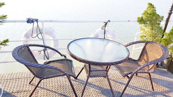 Tavola apparecchiata sulla terrazza lungo il fiume al ristorante, Thailandia — Foto Stock