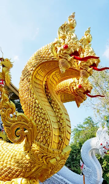 タイの寺院で黄金の Nagas 王像 — ストック写真