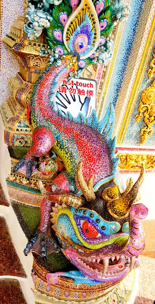 Δράκος κεραμικό άγαλμα στο ναό Wat Pariwat στην Μπανγκόκ, Ταϊλάνδη — Φωτογραφία Αρχείου