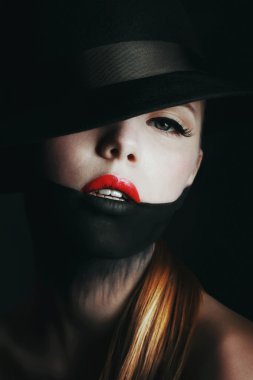 Harika sarışın kız siyah