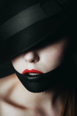 Harika sarışın kız siyah