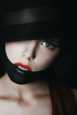 Harika sarışın kız siyah