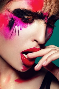 Yeşil arka plan closeup yaratıcı renkli makyaj ile güzel kız