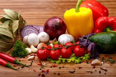 Taze sebze ve baharat: domates, biber, mantar, otlar, ekmek, ahşap üzerinde avokado