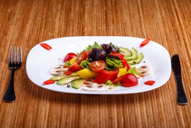 Halk ve bıçak ile tabloda taze salata