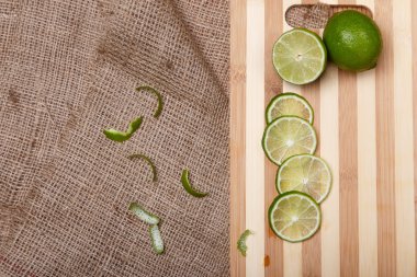 Ahşap bambu mutfak pano portre dilimleri ile taze yeşil limon