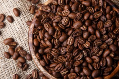 Kahve çekirdekleri çanta üzerinde bir ahşap tabak