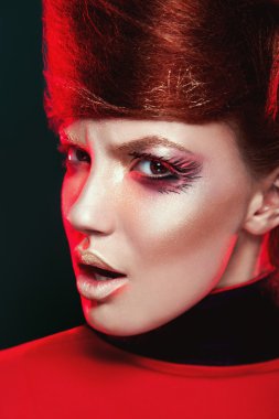Kırmızı siyah arka plan üzerine yaratıcı makyaj ile sıcak kız