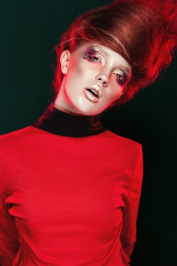 Kırmızı siyah arka plan üzerine yaratıcı makyaj ile sıcak kız
