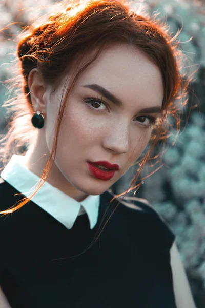 Hübsches Mädchen mit lockigen roten Haaren — Stockfoto