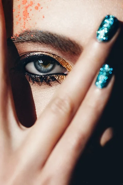 A mély, kék szem, a kreatív smink és a kezét, arcát portré — Stock Fotó