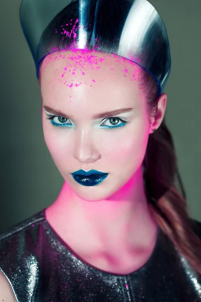 Beautifulgirl met creatieve koude roze make-up en glanzende kroon op een groen — Stockfoto