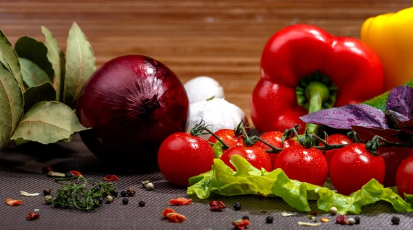 Taze sebze ve baharat: domates, biber, mantar, otlar, ekmek, ahşap üzerinde avokado