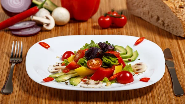 Taze sebze ve baharat: domates, biber, mantar, otlar, ekmek, ahşap üzerinde avokado
