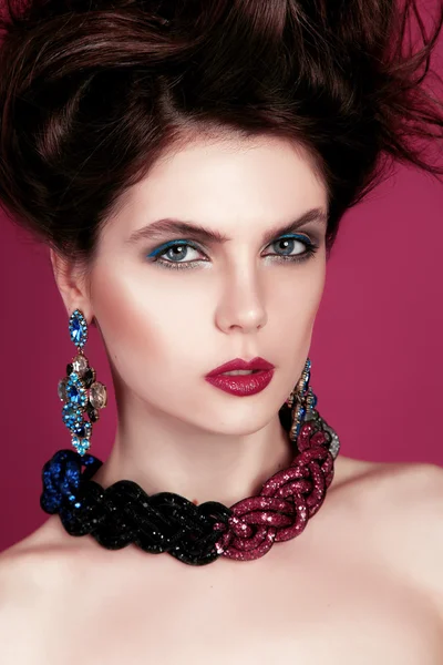 Närbild porträtt med djupa blå ögon, kreativa smink och rosa lila tillbehör — Stockfoto