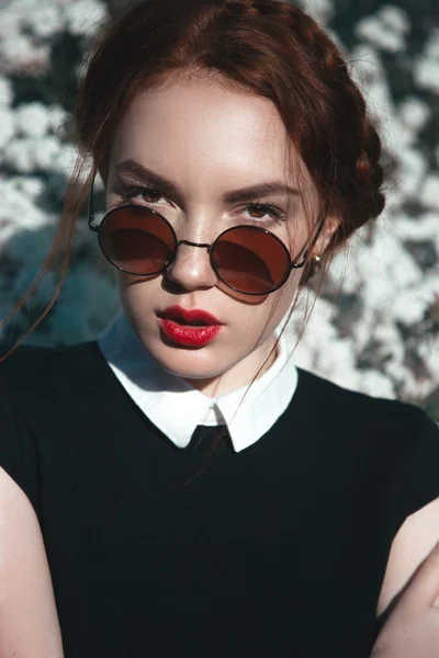 Mooi meisje met krullend redhair — Stockfoto