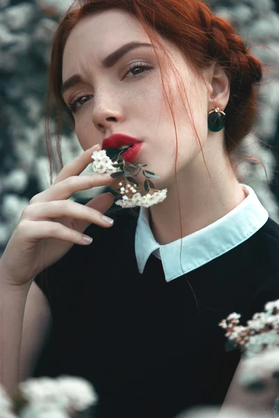 Mooi meisje met krullend redhair — Stockfoto