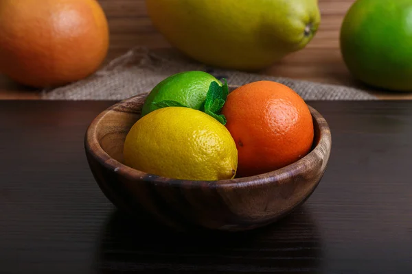 Montado citrinos em placa de madeira macro — Fotografia de Stock
