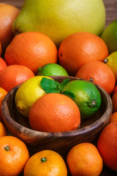 Heuvel citrus in houten plaat macro — Stockfoto