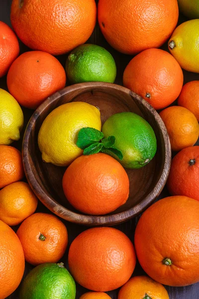 Heuvel citrus in houten plaat macro — Stockfoto