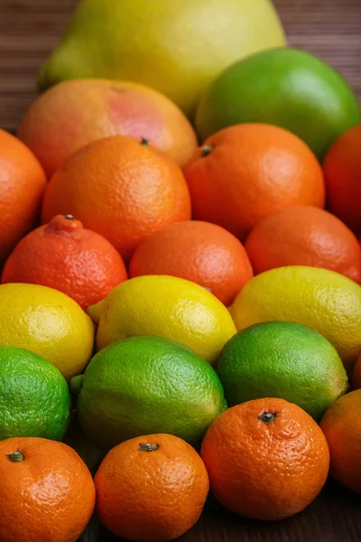 Heuvel citrus in houten plaat macro — Stockfoto