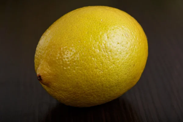 Lemon on wooden background close-up macro — Stock Photo, Image