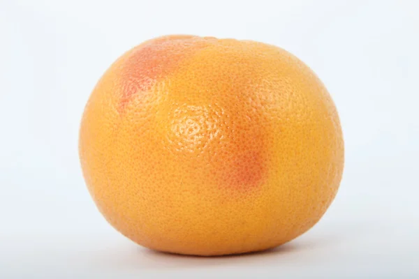 Грейпфрут на белом фоне макрос крупным планом изолирован — стоковое фото