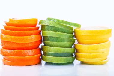 Narenciye dilimlenmiş: portakal, mandalina, limon, limon, tatlım, greyfurt, cadının süpürge yakın çekim makro