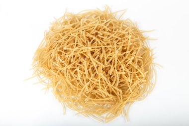 Makarna izole bir beyaz arka plan yakın çekim makro üzerine